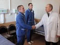 Tổng thống Nga Vladimir Putin tới thăm hỏi các binh sĩ bị thương tại bệnh viện quân y Mandryka (Ảnh: EPA)