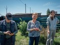Vadym Smirnov, Alla Voloshynovych cô con gái Anastasia Smirnov đứng trên mảnh vườn đã được dọn gần hết mảnh đạn (Ảnh: Al Jazeera)