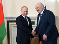 Tổng thống Nga Vladimir Putin và Tổng thống Belarus Alexander Lukashenko gặp tại St. Petersburg (Ảnh: EPA).