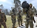 Binh sĩ Ukraine kiểm tra lô vũ khí được phương Tây viện trợ, bao gồm ten lửa NLAW của Anh (Ảnh: AFP)