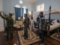 Binh sĩ và người biểu tình chụp ảnh "tự sướng" bên trong khu nhà ở tổng thống ở Colombo, Sri Lanka ngày 10/7 (Ảnh: Shutterstock)