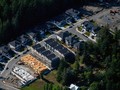 Những ngôi nhà có sẵn và đang được xây tại Langford, British Columbia, Canada (Ảnh: Bloomberg)