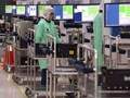 Công nhân trong một nhà máy ở Singapore nhập dữ liệu công việc vào các phương tiện tự động (Ảnh: AP)