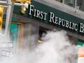 Ngân hàng First Republic chính thức bị cơ quan quản lý tiếp quản sau nỗ lực giải cứu bất thành (Ảnh: Bloomberg)