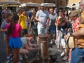 Du khách ở Rome bao quanh một vòi nước công cộng giữa tiết trời nắng nóng (Ảnh: Bloomberg)