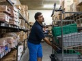 Nhân viên của công ty VendingONE sử dụng iPad để tăng hiệu quả lao động (Ảnh: WSJ)