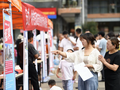 Người trẻ tìm việc tại một hội chợ việc làm ở Quý Châu, Trung Quốc (Ảnh: Getty)