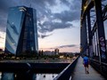 Fed và ECB gần đây tiếp tục nâng lãi suất (Ảnh: AP)
