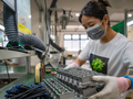 Một nhân viên làm việc trên dây chuyền lắp ráp sản phẩm đèn LED tại Trung Quốc (Ảnh: Getty)