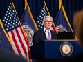 Chủ tịch Fed Jerome Powell thông báo về quyết định lãi suất mới trong hôm 13/12 (Ảnh: NYTimes)