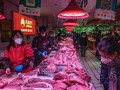 Thịt lợn được bán tại chợ đầu mối ở Bắc Kinh, Trung Quốc (Ảnh: Bloomberg)
