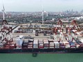 Một tàu container neo đậu tại cảng Thiên Tân, Trung Quốc. Mexico vượt Trung Quốc vào năm 2023 để trở thành nước xuất khẩu hàng đầu sang Mỹ (Ảnh: Kyodo News)