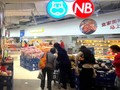 Người mua hàng xem qua các mặt hàng tại cửa hàng tạp hóa giảm giá Hema Outlet ở Thượng Hải (Ảnh: Nikkei)