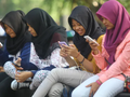 Người dân sử dụng smartphone tại Surakarta, Indonesia (Ảnh: Getty)