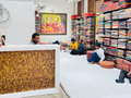 Cửa hàng bán sari của Brij Kishore Agarwal ở Old Delhi (Ảnh: CNN)
