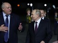Tổng thống Belarus Alexander Lukashenko chào đón người đồng cấp Nga Vladimir Putin tại sân bay Minsk, ngày 23/5 (Ảnh: Sputnik)