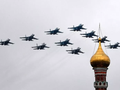 Các máy bay chiến đấu của Nga, bao gồm cả Su-30SM, bay theo đội hình trên trung tâm Moscow vào ngày 9/5/2021 (Ảnh: Getty)