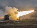 Lục quân Mỹ phóng tên lửa từ hệ thống HIMARS trong quá trình huấn luyện bắn đạn thật tại Khu huấn luyện Adazi (Ảnh: Getty)