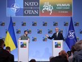 Tổng thống Ukraine Volodymyr Zelensky và Tổng thư ký NATO Jens Stoltenberg phát biểu trước giới truyền thông vào ngày 12/7/2023 tại Vilnius, Lithuania (Ảnh: Getty)