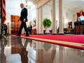 Tổng thống Mỹ Joe Biden rời đi sau khi nói chuyện với giới truyền thông tại Nhà trắng vào ngày 1/7 tại Washington, DC (Ảnh: Getty)