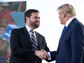 Thượng nghị sĩ J.D. Vance của Ohio bắt tay cựu Tổng thống Donald Trump trong một cuộc vận động tranh cử ở Delaware, Ohio năm 2023 (Ảnh: Getty)