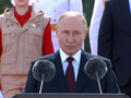 Tổng thống Vladimir Putin tham dự lễ duyệt binh Ngày Hải quân ở St. Petersburg (Ảnh: RT)