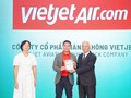 Ông Nguyễn An Di, Giám đốc Nhân sự Vietjet (giữa), nhận giải thưởng tôn vinh Top 50 doanh nghiệp phát triển bền vững từ ban tổ chức