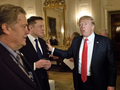 Elon Musk (giữa) gặp ông Donald Trump tại Nhà Trắng năm 2017 (Ảnh: GEtty)