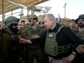 Thủ tướng Israel Benjamin Netanyahu tại Rafah, phía nam Dải Gaza, trong chuyến thăm quân đội vào ngày 1/7 (Ảnh: AFP)