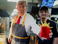 Ông Donald Trump phục vụ khoai tây chiên trong một nhà hàng đồ ăn nhanh ở Pennsylvania (Ảnh: Reuters)