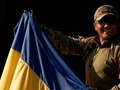 Một lính đánh thuê nước ngoài cầm cờ Ukraine (Ảnh: Getty)