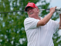Ông Donald Trump chơi golf ở bang New Jersey vào ngày 28/7/2022 (Ảnh: AP)