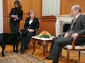 Chú chó Koni của Tổng thống Vladimir Putin bước vào phòng trong cuộc họp giữa ông với Thủ tướng Đức Angela Merkel tại Sochi, Nga, vào ngày 21/1/2007. Ảnh: Sputnik.