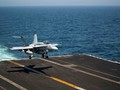 Một máy bay chiến đấu F/A-18 hạ cánh trên tàu sân bay USS Harry S. Truman (CVN 75) tháng 10/2013. Ảnh: Getty.