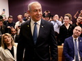 Thủ tướng Israel Benjamin Netanyahu xuất hiện tại phòng xử án ở Tel Aviv vào ngày 10/12 để tự bào chữa trước cáo buộc tham nhũng. Ảnh: Reuters.