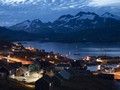 Những ngôi nhà lên đèn sau khi mặt trời lặn ở Tasiilaq, Greenland. Ảnh: Getty.