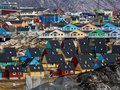 Những ngôi nhà được chụp ở Ilulissat, Greenland. Khi Greenland vẫn còn là thuộc địa, Mỹ dưới thời Tổng thống lúc bấy giờ là Harry Truman đã tìm cách mua hòn đảo này làm tài sản chiến lược trong Chiến tranh Lạnh với giá 100 triệu USD dưới dạng vàng, nhưng Copenhagen từ chối bán. Ảnh: Reuters.