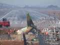 Xác của chiếc máy bay Jeju Air bị rơi ở sân bay quốc tế Muan, Hàn Quốc vào tháng trước. Ảnh: Reuters.
