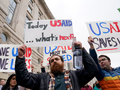 Nhóm người biểu tình phản đối việc đóng cửa trụ sở chính của USAID hôm 3/2. Ảnh: Reuters.