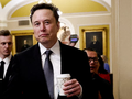 Elon Musk đi bộ trên Điện Capitol vào ngày 5/12/2024. Ảnh: Reuters.