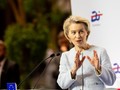 Bà Ursula von der Leyen phát biểu với giới truyền thông trong cuộc họp báo tại Trung tâm Đoàn kết Châu Âu ở Gdansk, Ba Lan. Ảnh: Getty.