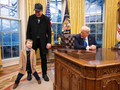 Tổng thống Mỹ Donald Trump nói chuyện với con trai X của Elon Musk tại Phòng Bầu dục. Ảnh: AFP.