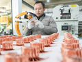 Một công nhân sản xuất các bộ phận pin cho xe sử dụng năng lượng mới để xuất khẩu tại một xưởng ở Hồ Châu, Trung Quốc. Ảnh: Getty.