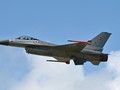 Một chiếc F-16 của Không quân Hoàng gia Đan Mạch biểu diễn trong Triển lãm hàng không quốc tế Farnborough 2024, ngày 22/7/2024. Ảnh: Getty.