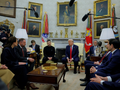 Tổng thống Donald Trump gặp Tổng thống Ukraine Volodymyr Zelensky tại Phòng Bầu dục hôm 28/2. Bên trên là các bức chân dung Tổng thống, trong đó có James K. Polk (trên, bên phải). Ảnh: Reuters.