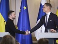 Tổng thống Phần Lan Alexander Stubb (phải) và Tổng thống Ukraine Volodymyr Zelensky (trái) tại Helsinki, Phần Lan, ngày 19/3. Ảnh: Getty.