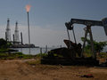 Một trạm bơm dầu của công ty Petroleos de Venezuela SA (PDVSA) trên hồ Maracaibo ở Cabimas, bang Zulia, Venezuela. Ảnh: Getty.