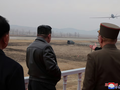 Nhà lãnh đạo Triều Tiên Kim Jong-un giám sát cuộc thử nghiệm máy bay không người lái tự sát tích hợp công nghệ AI. Ảnh: Reuters.