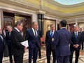 Bộ trưởng Ngoại giao Nga Sergey Lavrov và Cố vấn Chính sách Đối ngoại của Tổng thống Nga Vladimir Putin, ông Yuri Ushakov, trò chuyện với các quan chức Arab Saudi sau cuộc hội đàm Nga-Mỹ tại Riyadh vào ngày 18/2. Ảnh: Getty.