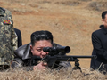 Nhà lãnh đạo Triều Tiên Kim Jong-un đang nhìn qua ống ngắm súng bắn tỉa khi ông đến thăm căn cứ huấn luyện của lực lượng tác chiến đặc biệt của Quân đội Nhân dân Triều Tiên. Ảnh: AFP.